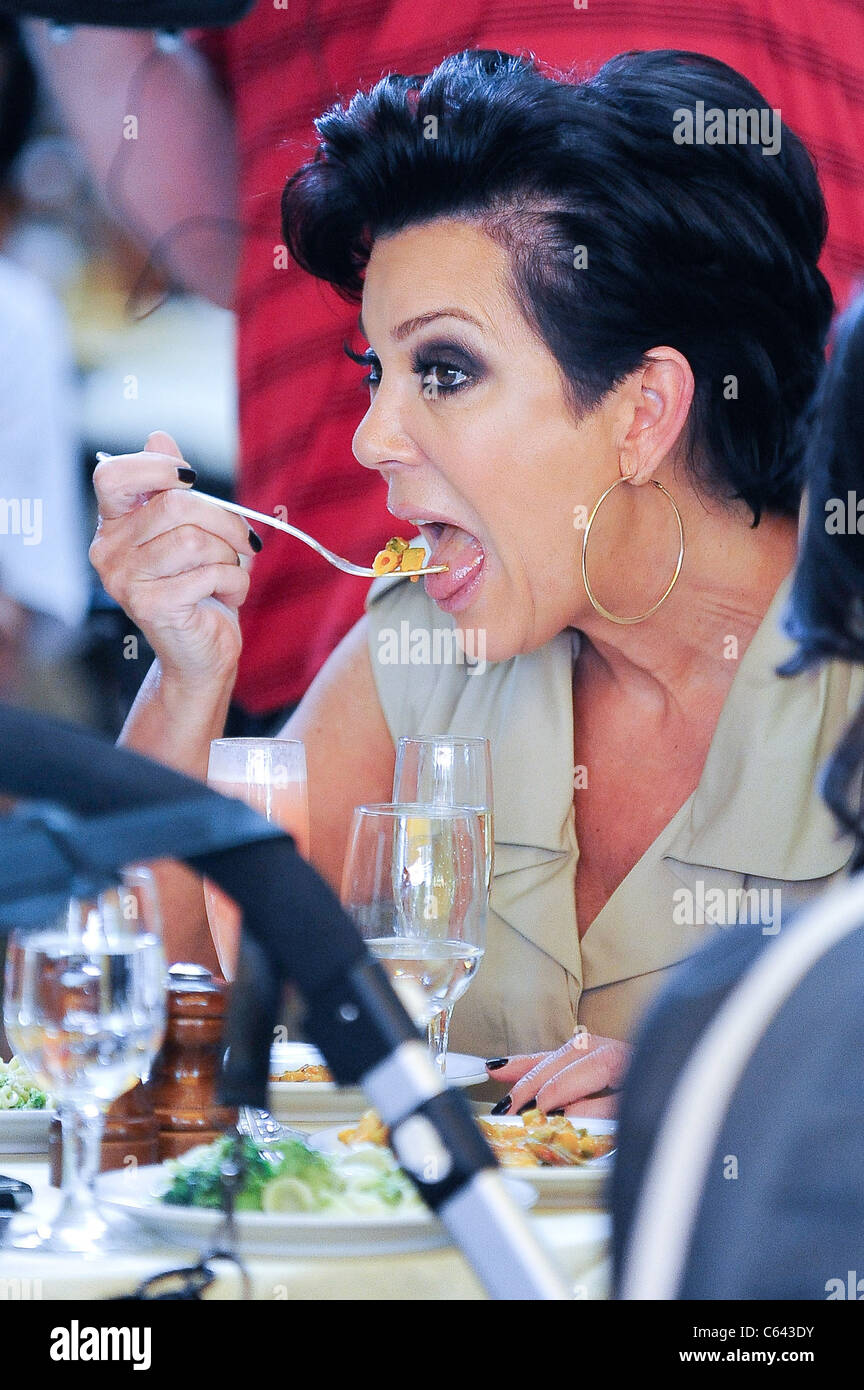 Kris Jenner, dines in Cipriani ristorante del centro cittadino e a circa per celebrità CANDIDS - Giovedì , New York, NY Luglio 1, 2010. Foto Stock