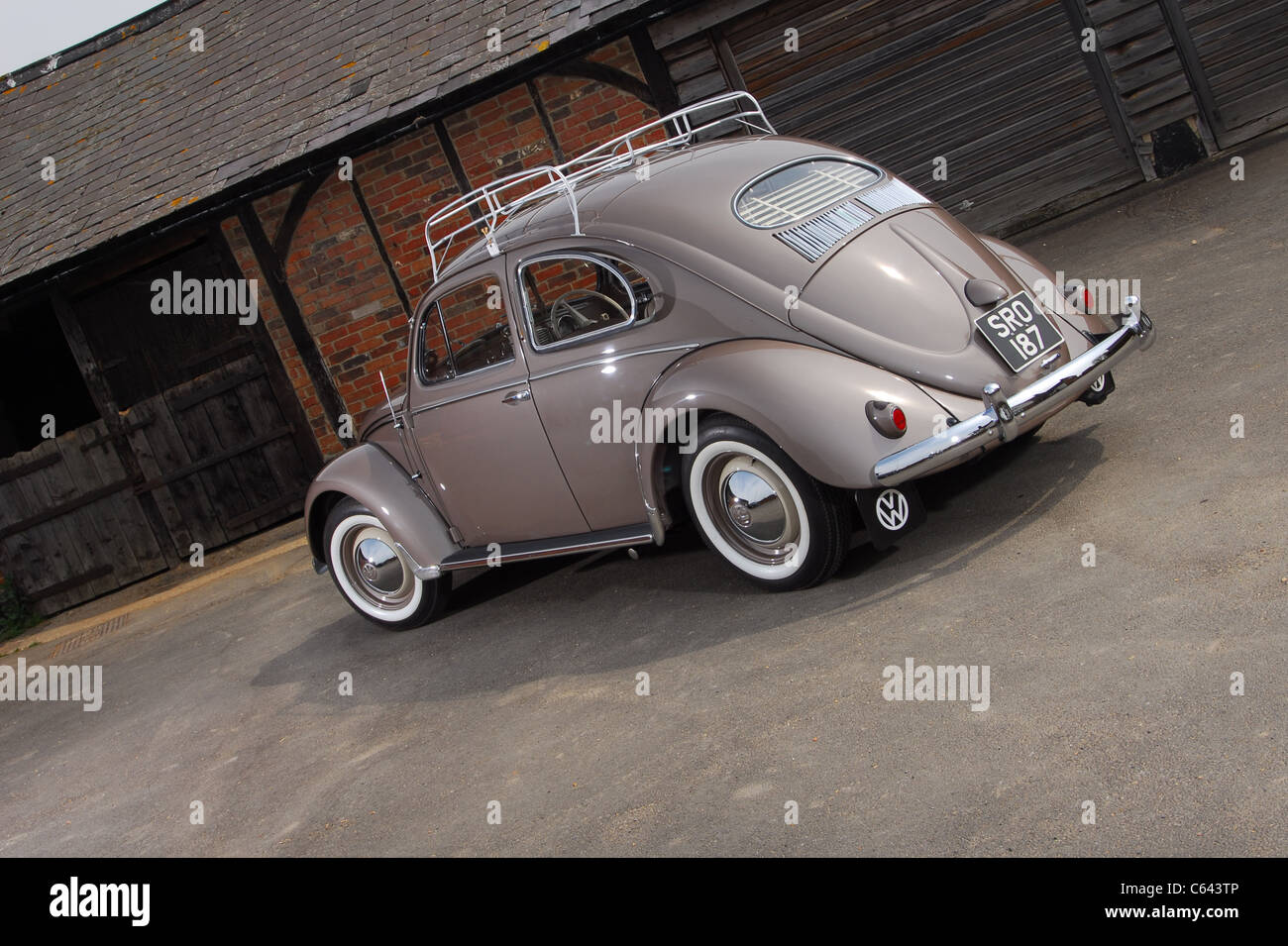 1954 VW Volkswagen maggiolino classic raffreddato ad aria con motore posteriore auto Foto Stock