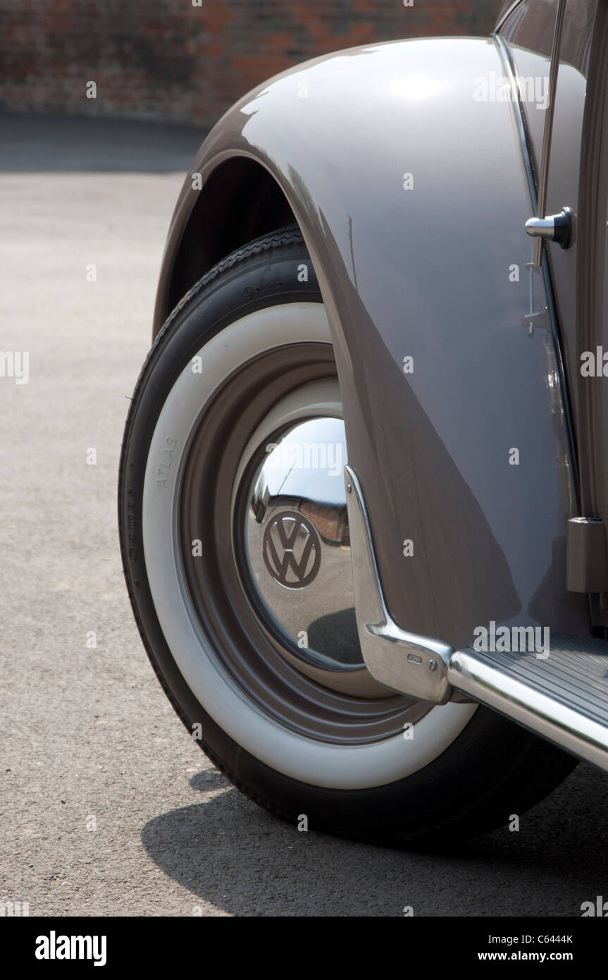 1954 VW Volkswagen maggiolino classic raffreddato ad aria con motore posteriore auto - anteriore cromato coppa ruota e pneumatico Foto Stock