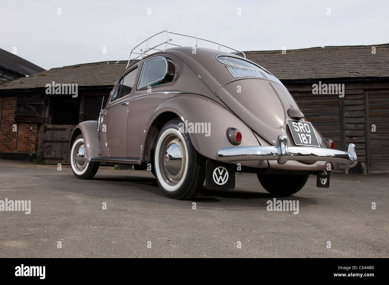 1954 VW Volkswagen maggiolino classic raffreddato ad aria con motore posteriore auto Foto Stock