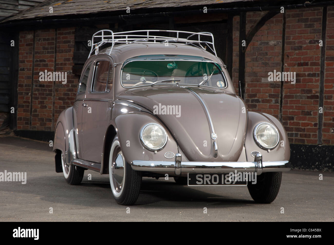 1954 VW Volkswagen maggiolino classic raffreddato ad aria con motore posteriore auto Foto Stock