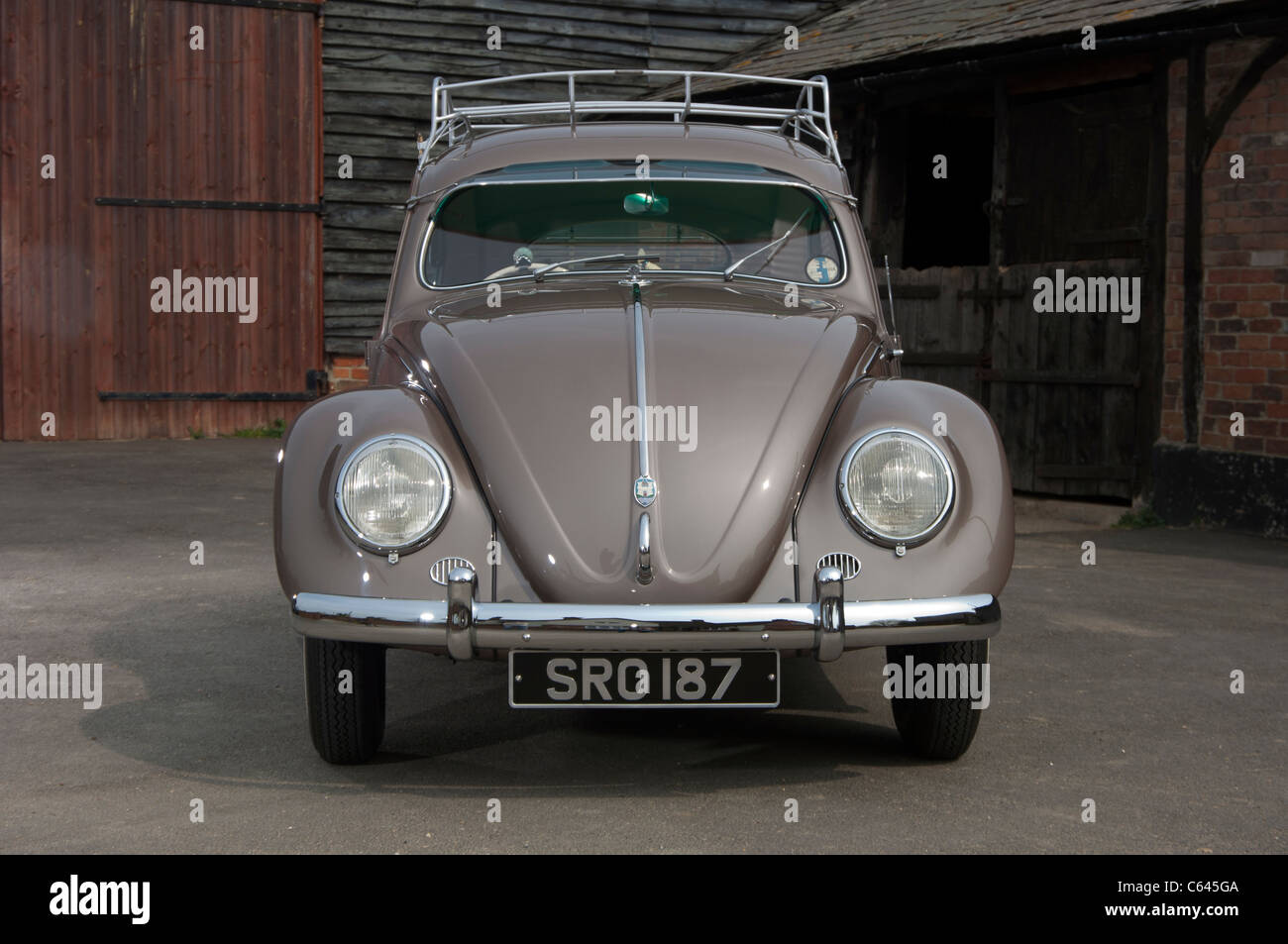 1954 VW Volkswagen maggiolino classic raffreddato ad aria con motore posteriore auto Foto Stock