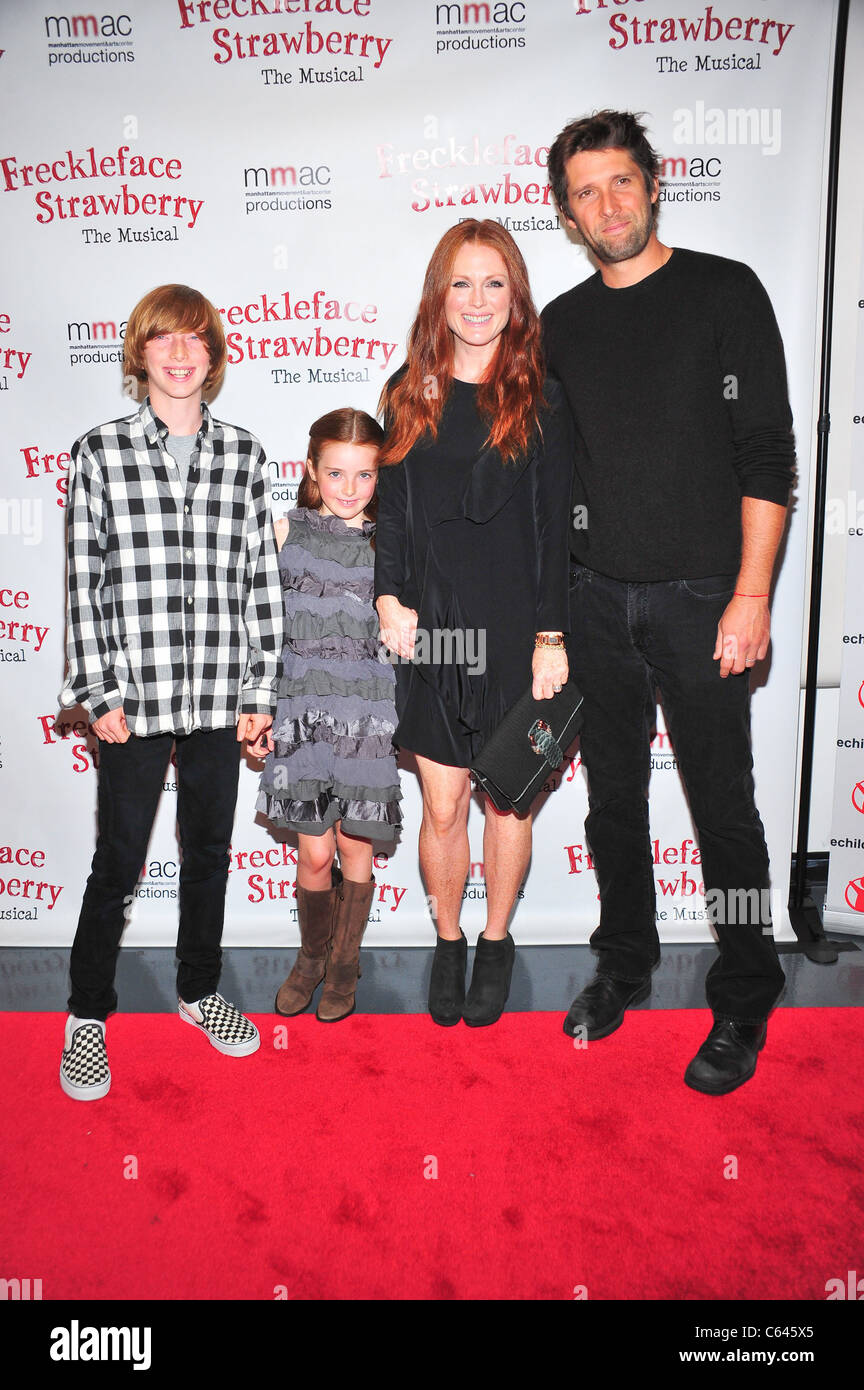 Julianne Moore, Bart Freundlich, Famiglia presso gli arrivi per Freckleface Fragola il Musical apertura notturna su Broadway a beneficio Foto Stock