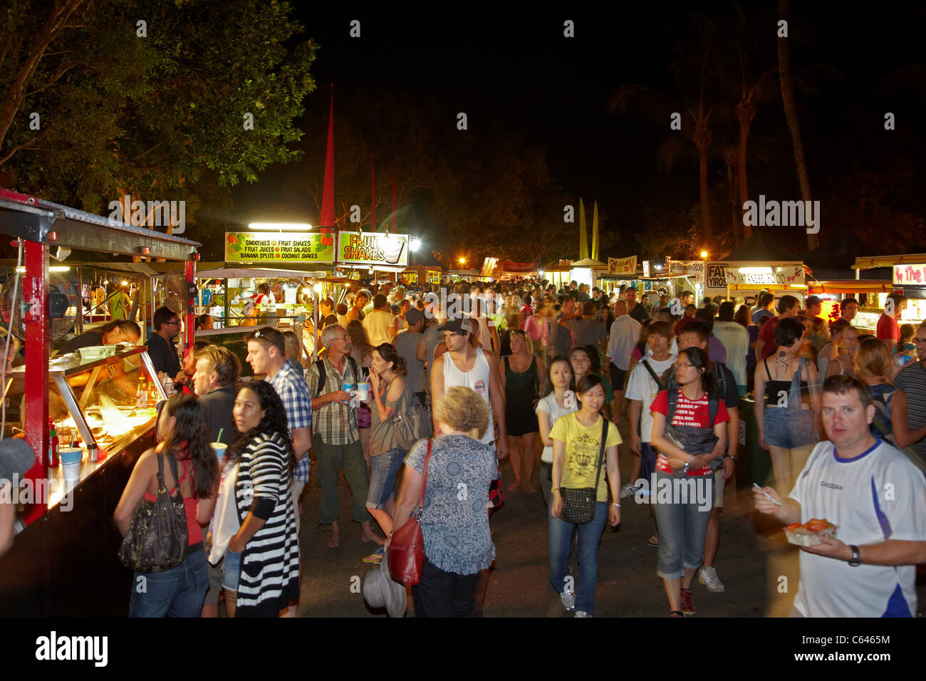 La folla e si spegne al Mindil Beach Sunset Mercato, Darwin, Territorio del Nord, l'Australia Foto Stock