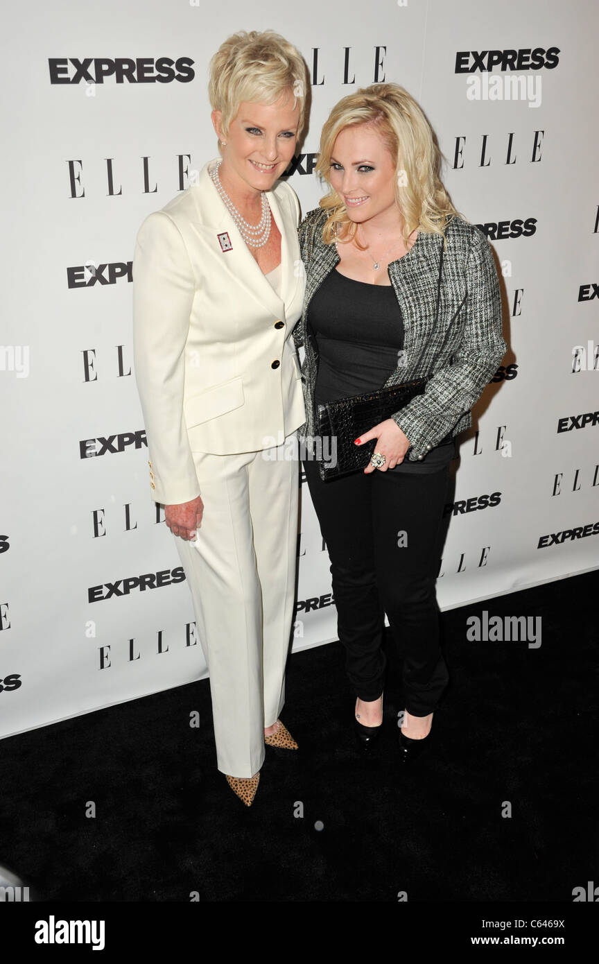 Cindy Hensley McCain; Meghan McCain presso gli arrivi ad elle e Express 25 a 25 eventi, Palihouse in West Hollywood, Los Angeles, CA, 7 ottobre 2010. Foto di: Robert Kenney/Everett Collection Foto Stock