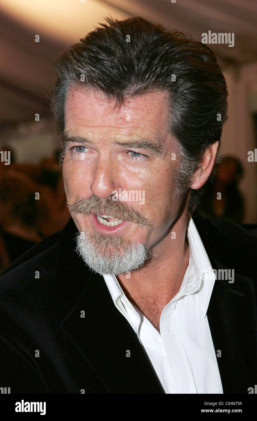 Pierce Brosnan presso gli arrivi per il matador Premiere al Toronto Film Festival, Roy Thompson Hall, Toronto, ON, 15 settembre 2005. Foto di: Malcolm Taylor/Everett Collection Foto Stock