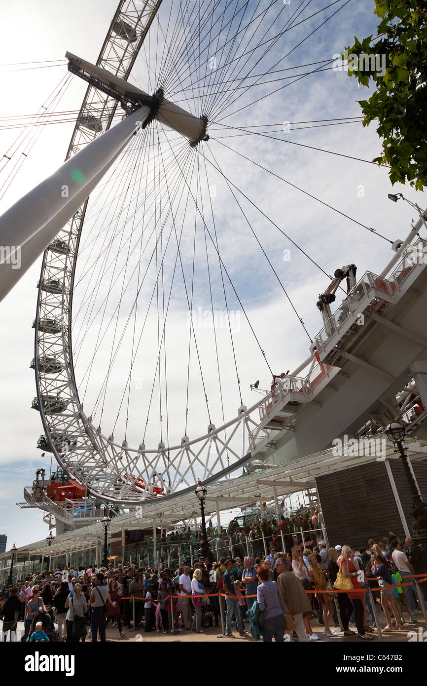 Le code in attesa di bordo del London Eye Foto Stock