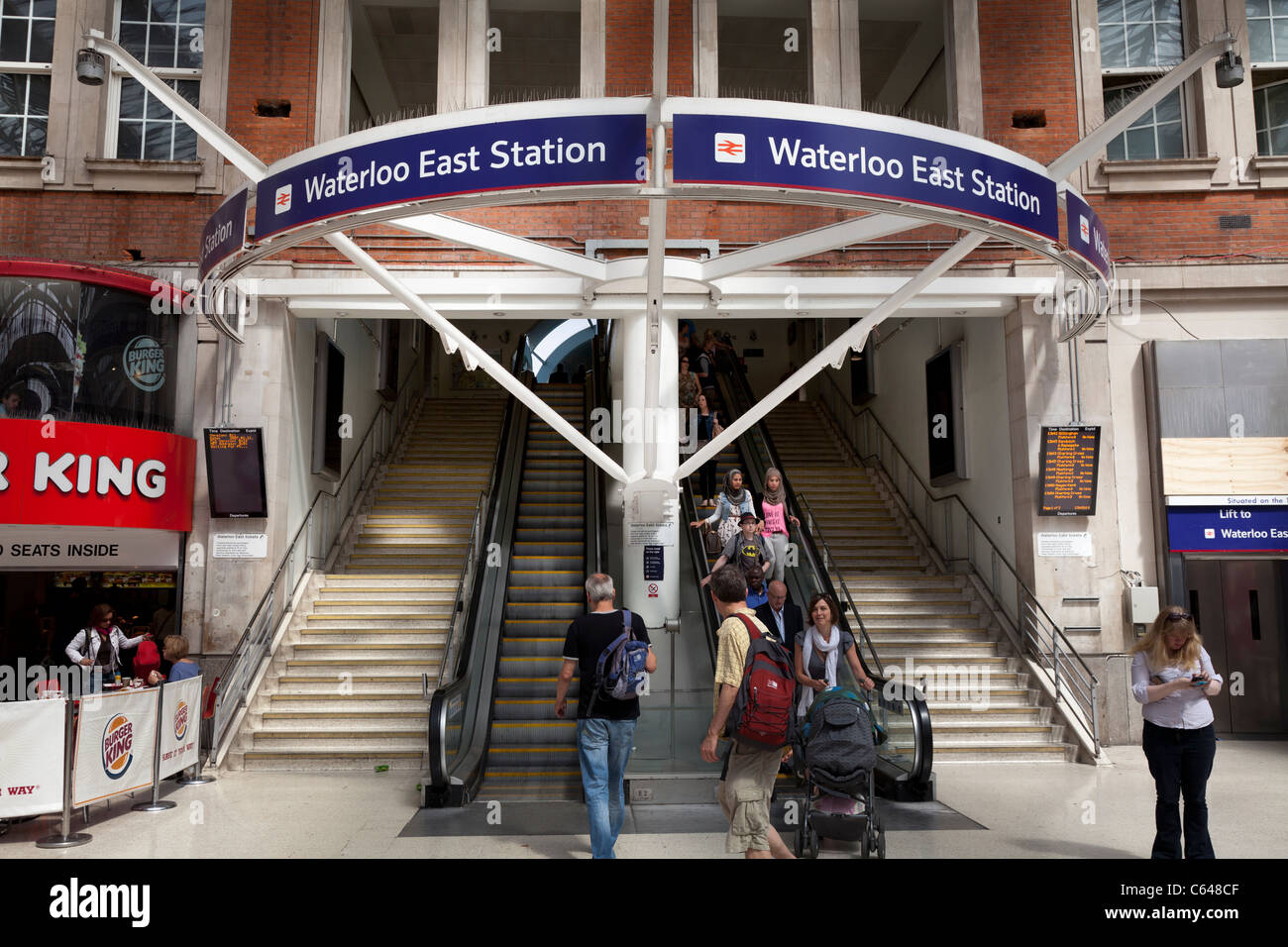 Scale mobili a Waterloo East Stazione della metropolitana Foto Stock