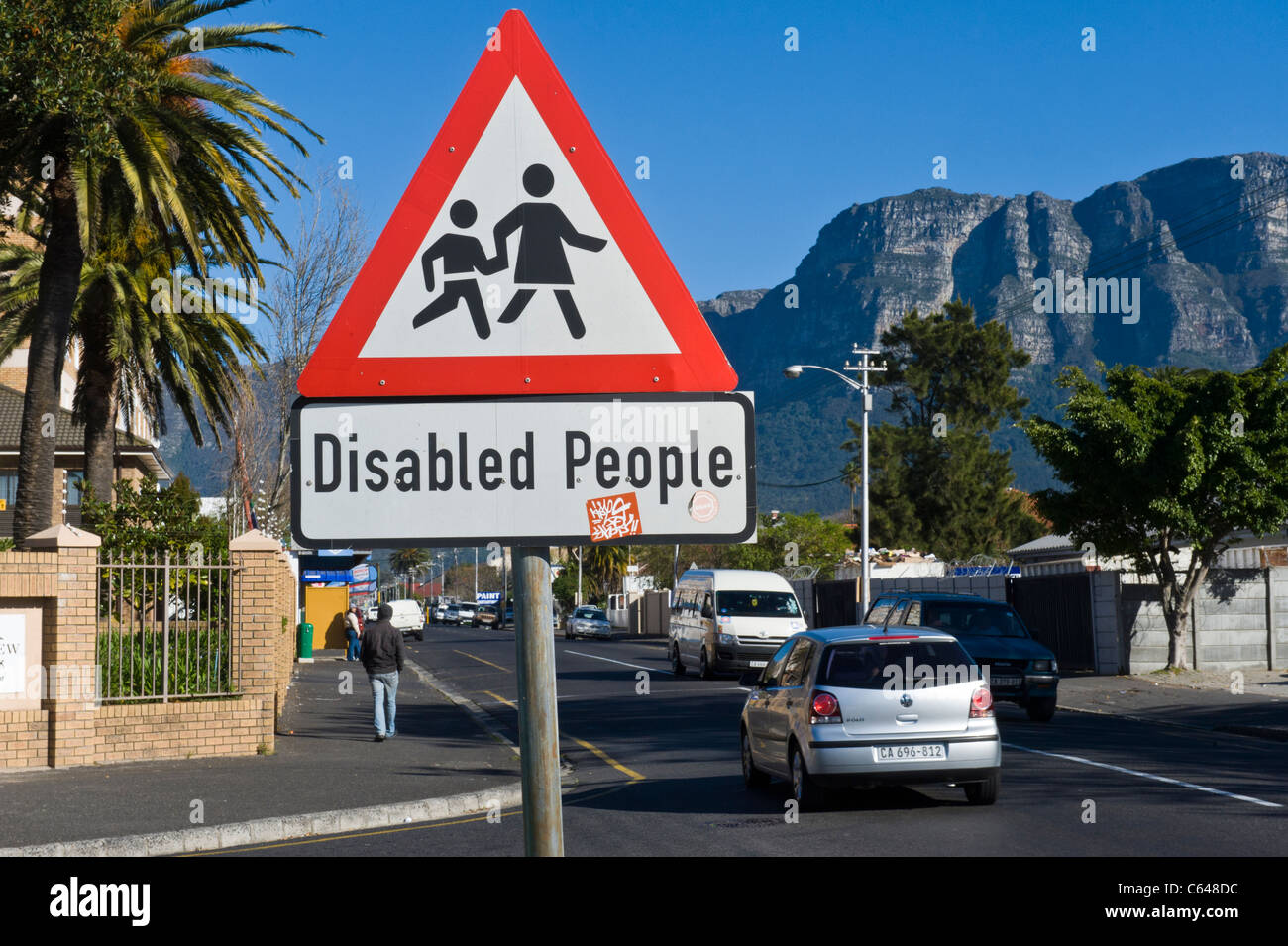 Segno di Traffico delle Persone Disabili Città del Capo Sud Africa Foto Stock