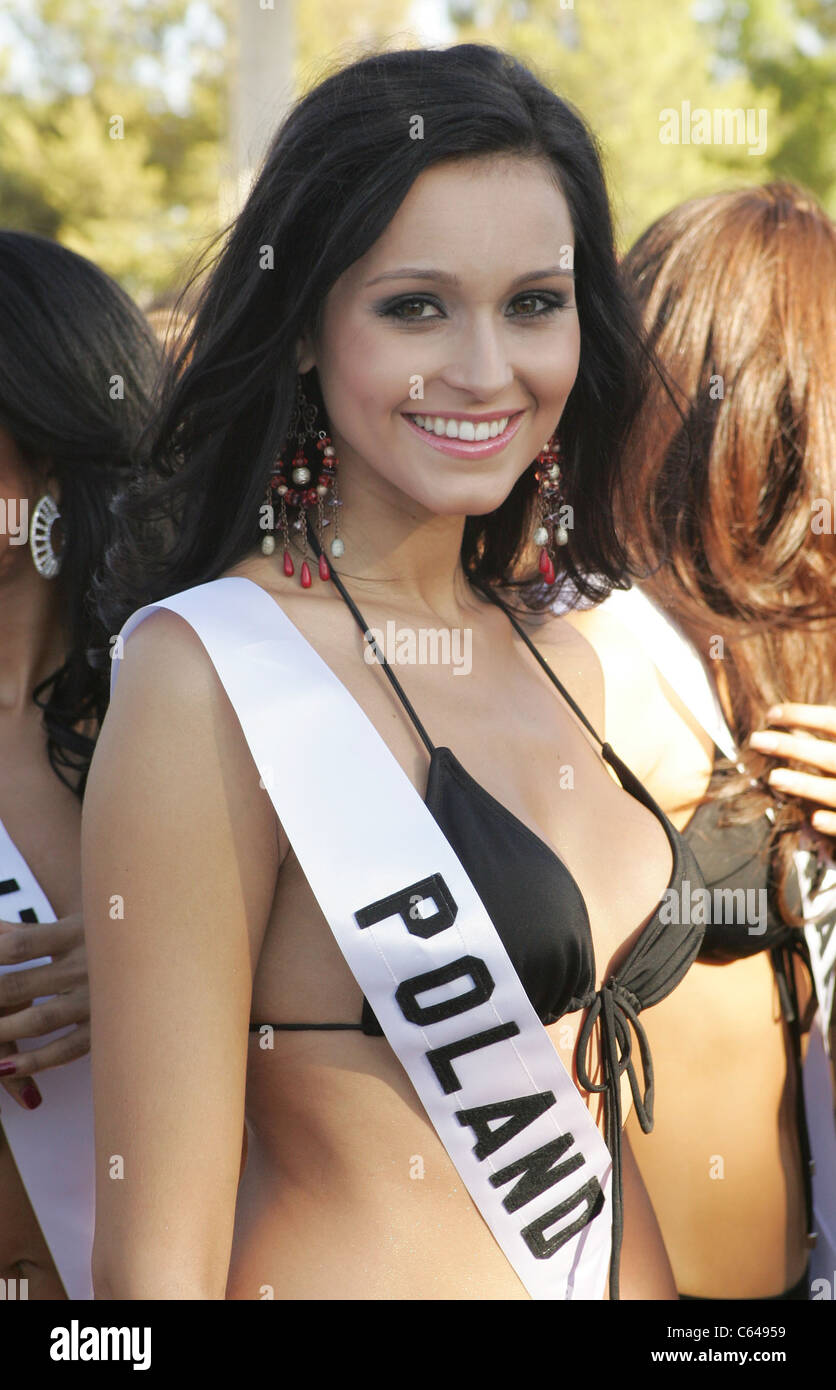 Maria Nowakowska (Miss Polonia) in corrispondenza di una apparizione pubblica per Miss Universo concorrenti Benvenuti a Las Vegas Sign Photo Shoot, Las Vegas Boulevard South Las Vegas NV, Agosto 11, 2010. Foto di: James Atoa/Everett Collection Foto Stock