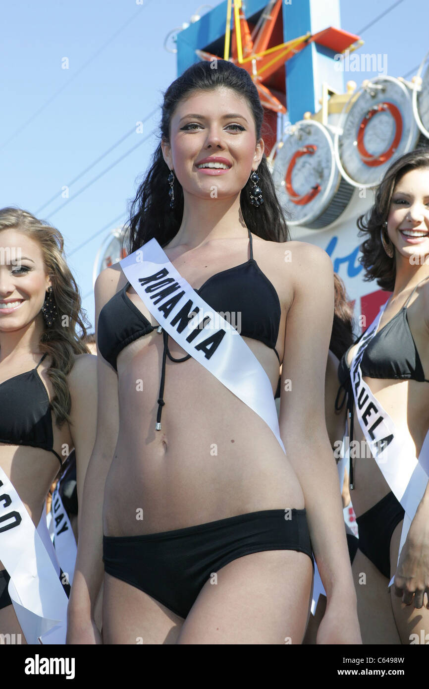 Oana Paveluc (Miss Romania) ad una apparizione pubblica per Miss Universo concorrenti Benvenuti a Las Vegas Sign Photo Shoot, Las Vegas Boulevard South Las Vegas NV, Agosto 11, 2010. Foto di: James Atoa/Everett Collection Foto Stock