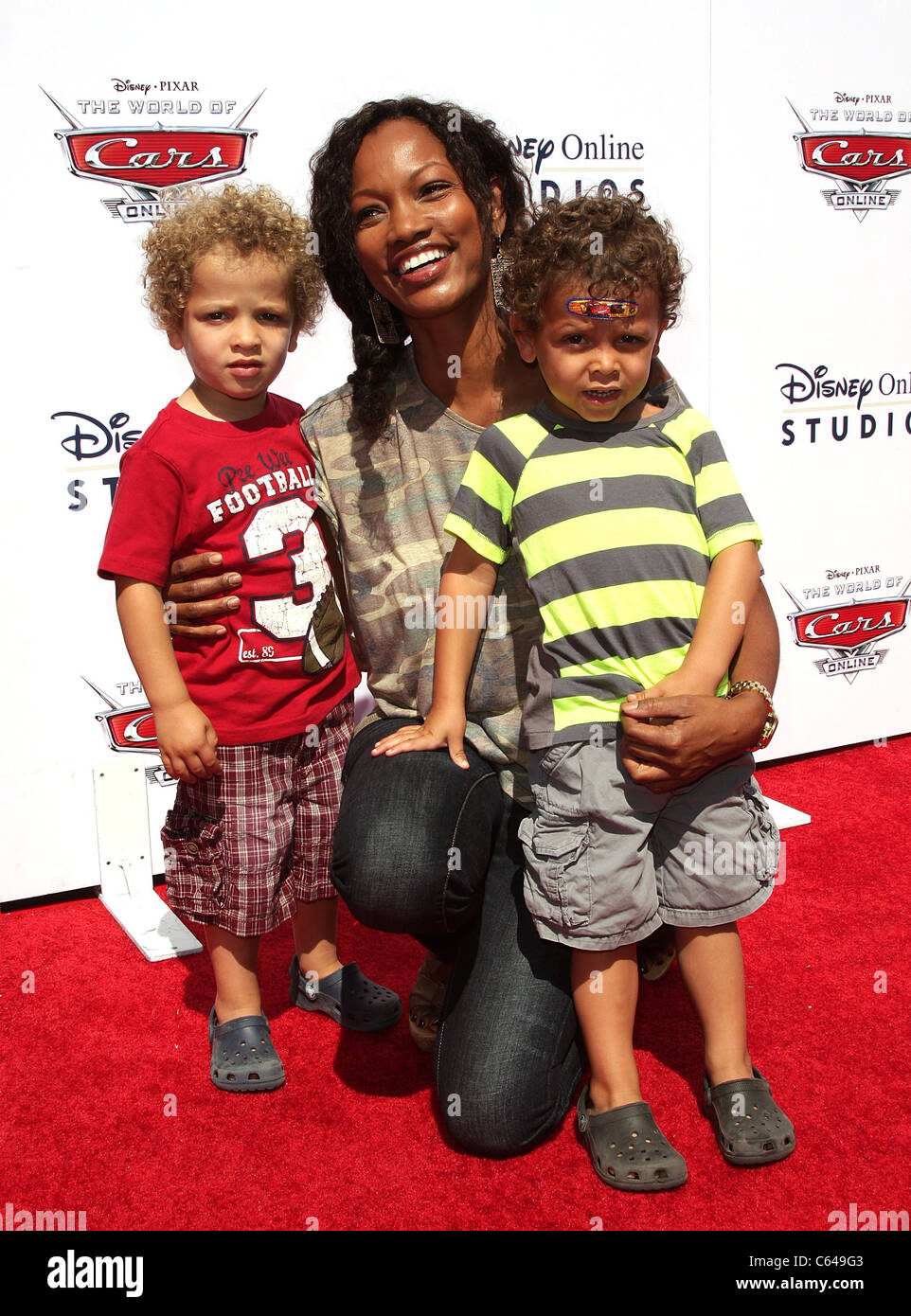 Garcelle Beauvais con i suoi bambini presso gli arrivi di Disney Pixar mondo delle auto on-line di lancio, Bob's Big Boy (Flo's V8 Cafe), Los Angeles, CA 11 agosto 2010. Foto di: Adam Orchon/Everett Collection Foto Stock