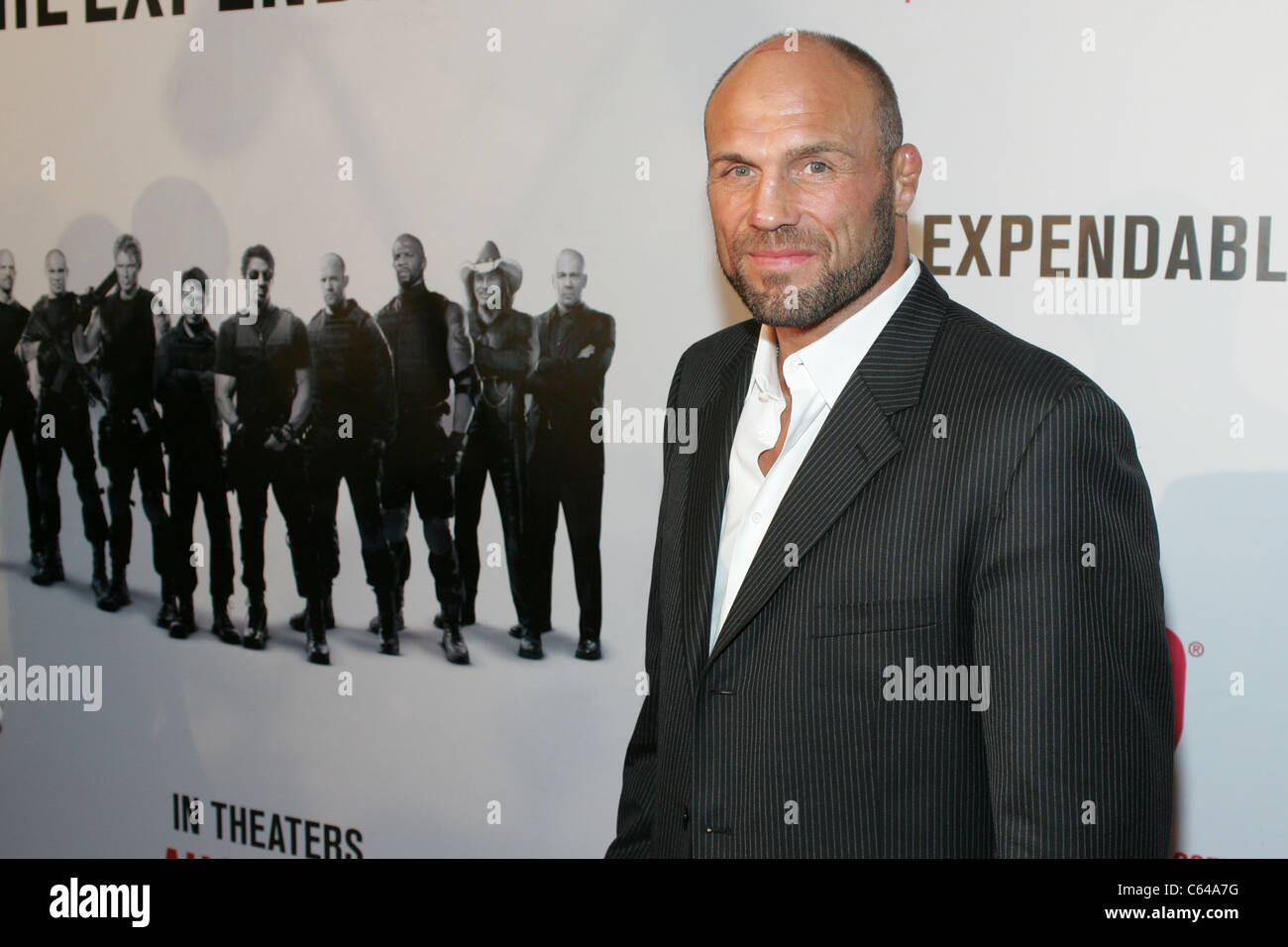 Randy Couture presso gli arrivi per la sostituzione delle parti soggette a usura Premiere, Planet Hollywood Resort and Casino Las Vegas NV, Agosto 11, 2010. Foto di: James Atoa/Everett Collection Foto Stock