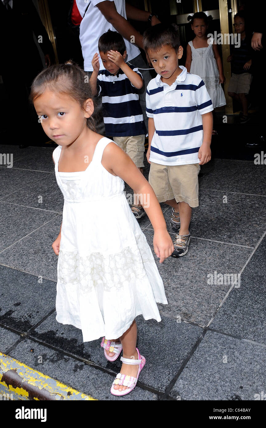 Kate Gosselin e i suoi figli, lasciare il loro hotel di Midtown Manhattan fuori e circa per celebrità CANDIDS - Giovedì , New York, Foto Stock