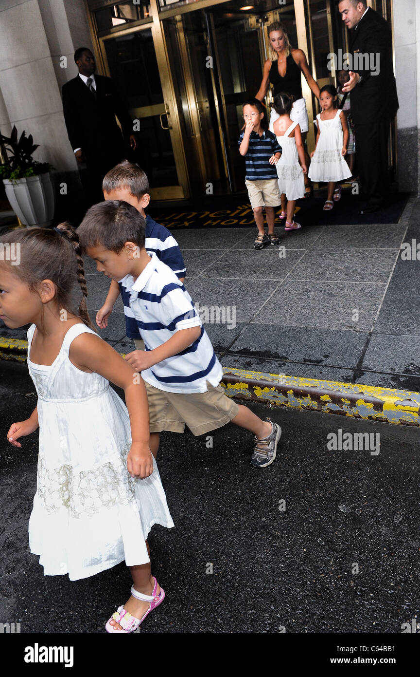 Kate Gosselin e i suoi figli, lasciare il loro hotel di Midtown Manhattan fuori e circa per celebrità CANDIDS - Giovedì , New York, Foto Stock