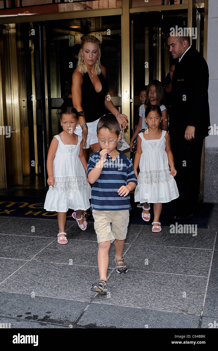 Kate Gosselin e i suoi figli, lasciare il loro hotel di Midtown Manhattan fuori e circa per celebrità CANDIDS - Giovedì , New York, Foto Stock