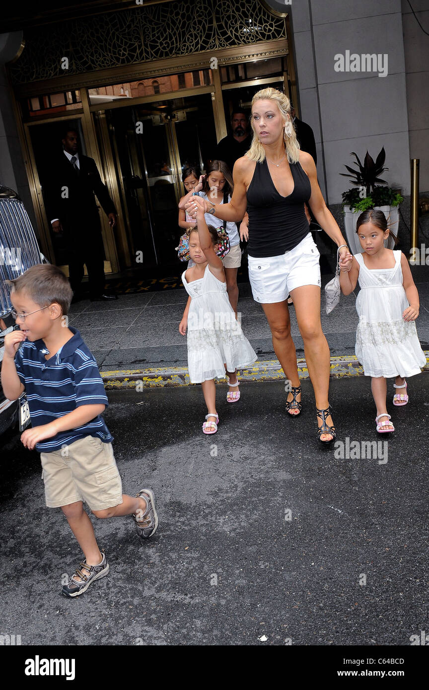 Kate Gosselin e i suoi figli, lasciare il loro hotel di Midtown Manhattan fuori e circa per celebrità CANDIDS - Giovedì , New York, Foto Stock