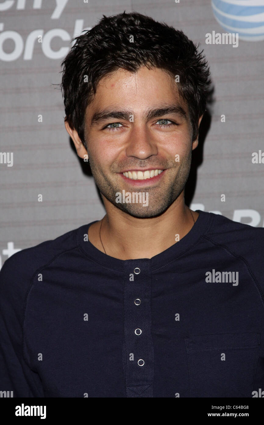 Adrian Grenier presso gli arrivi per BlackBerry Torch Launch Party, il Museo di Architettura e Design, Los Angeles, CA 11 Agosto Foto Stock