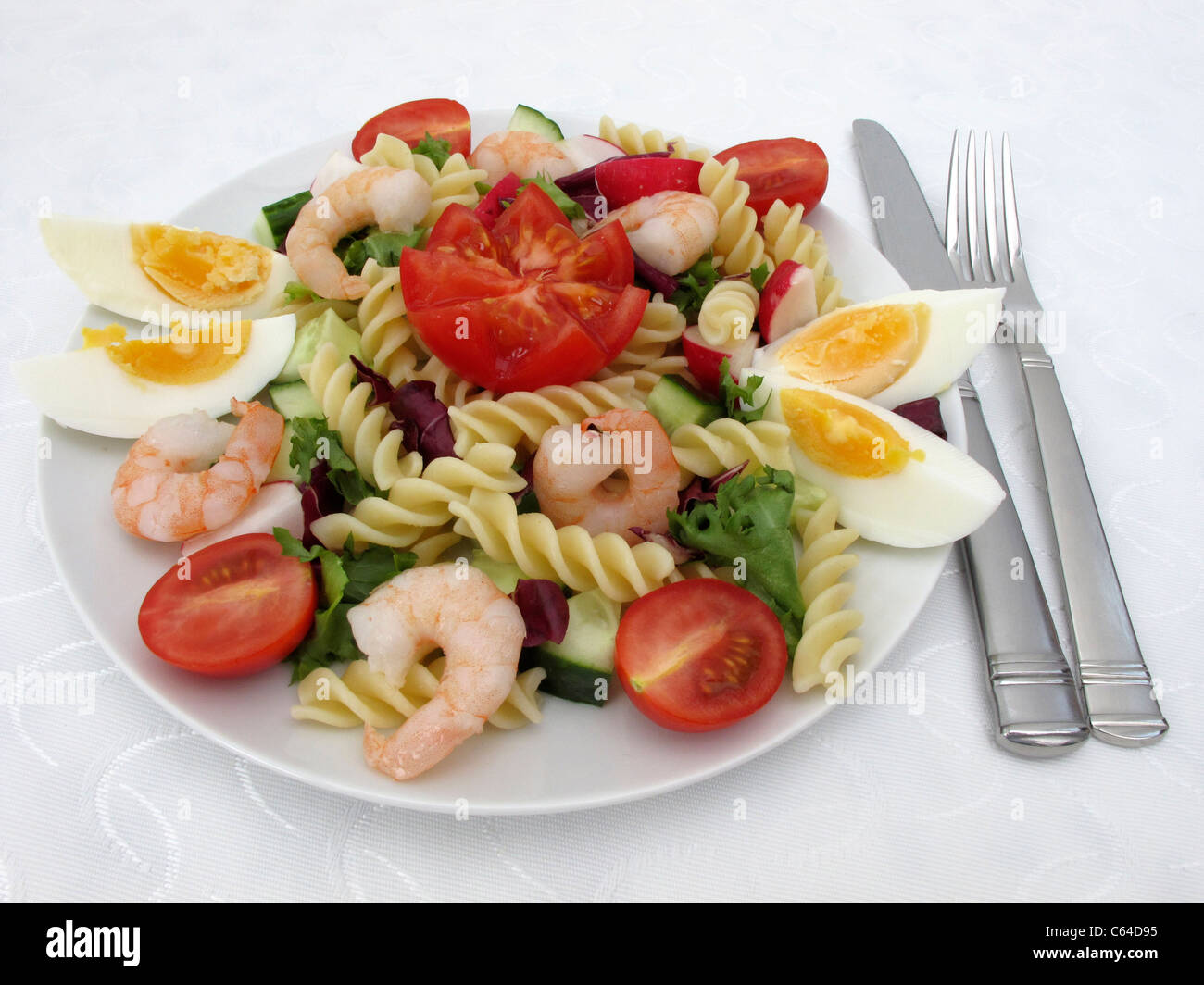 Gamberi e insalata di uova su una piastra bianca Foto Stock