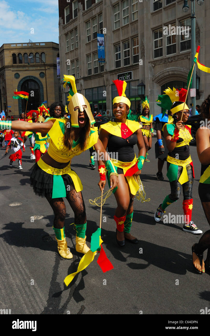 Un gruppo dei Caraibi marciando in Carifest, una celebrazione di isola dei Caraibi i popoli. Foto Stock