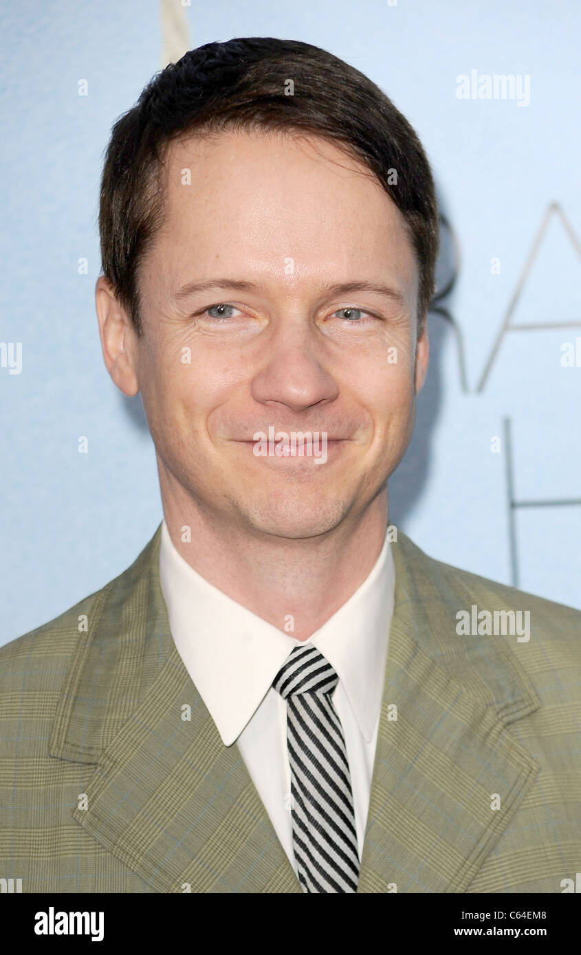 John Cameron Mitchell presso gli arrivi per foro di coniglio Premiere, il teatro di Parigi, New York, NY Dicembre 2, 2010. Foto di: Kristin Foto Stock