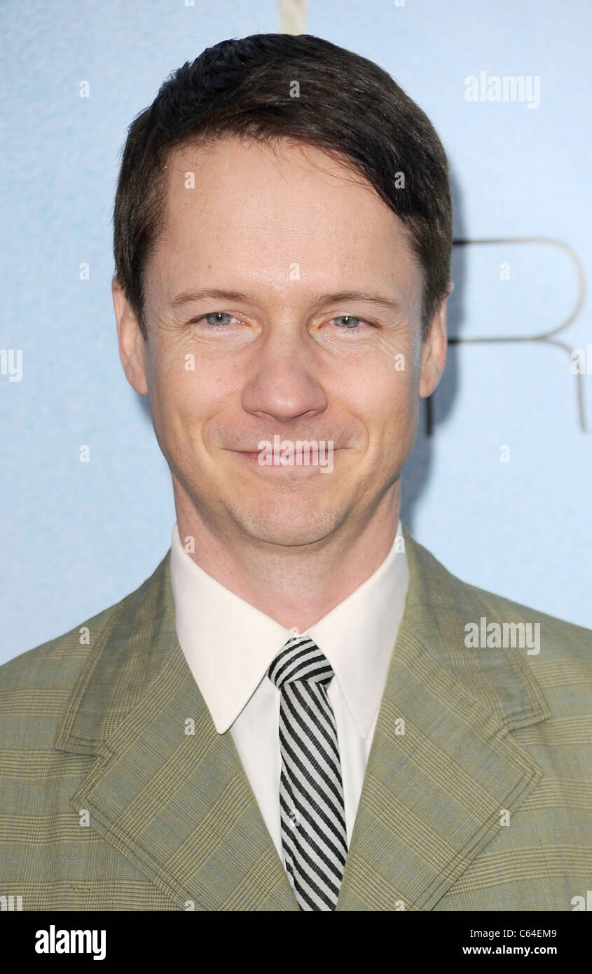 John Cameron Mitchell presso gli arrivi per foro di coniglio Premiere, il teatro di Parigi, New York, NY Dicembre 2, 2010. Foto di: Kristin Foto Stock