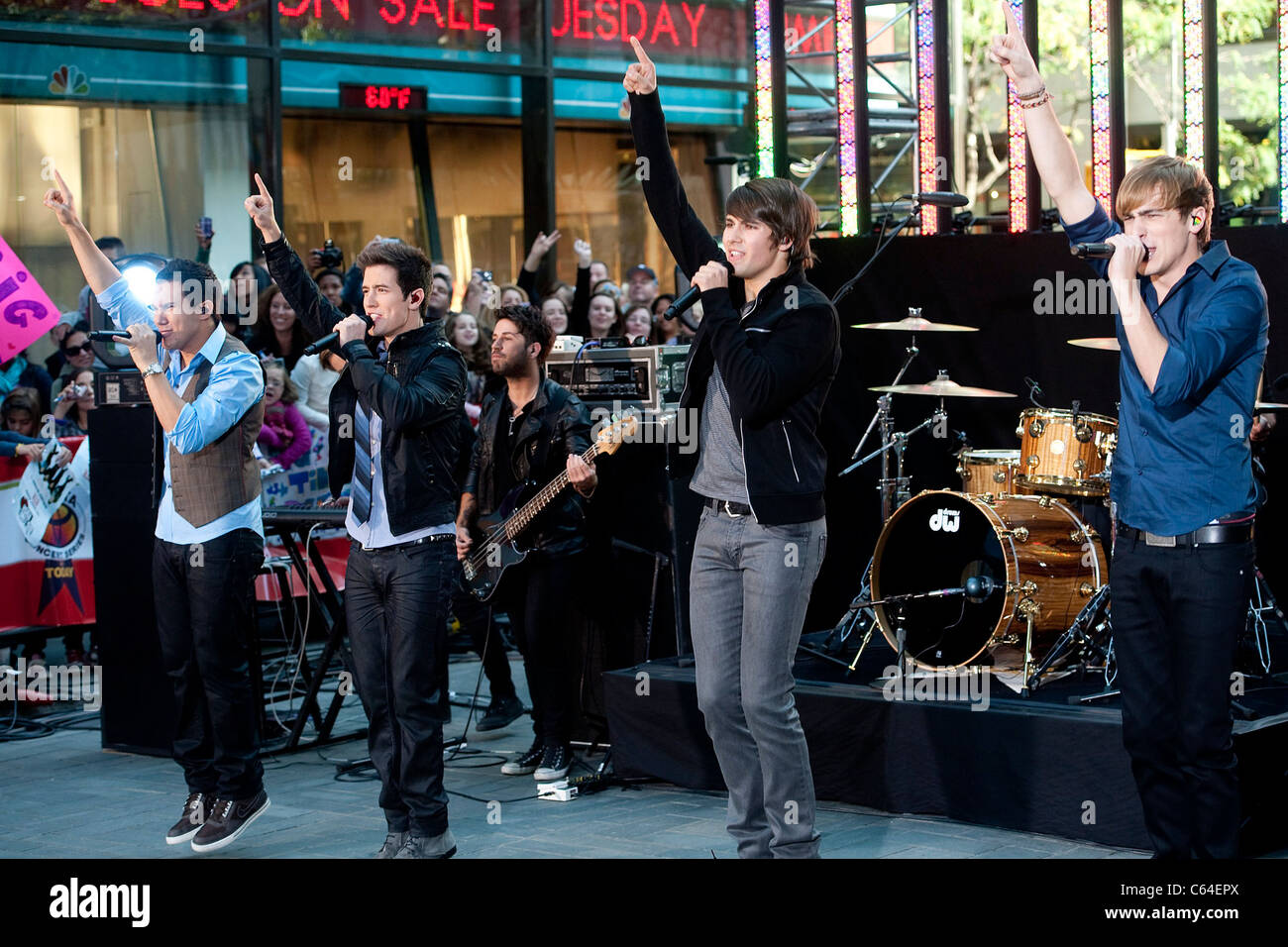 Big Time Rush, Carlos Pena,Kendall Schmidt, James Maslow, Kendall Schmidt sul palco per la NBC mostra oggi una serie di concerti con Big Time Rush, Rockefeller Plaza di New York, NY Ottobre 11, 2010. Foto di: Lee/Everett Collection Foto Stock