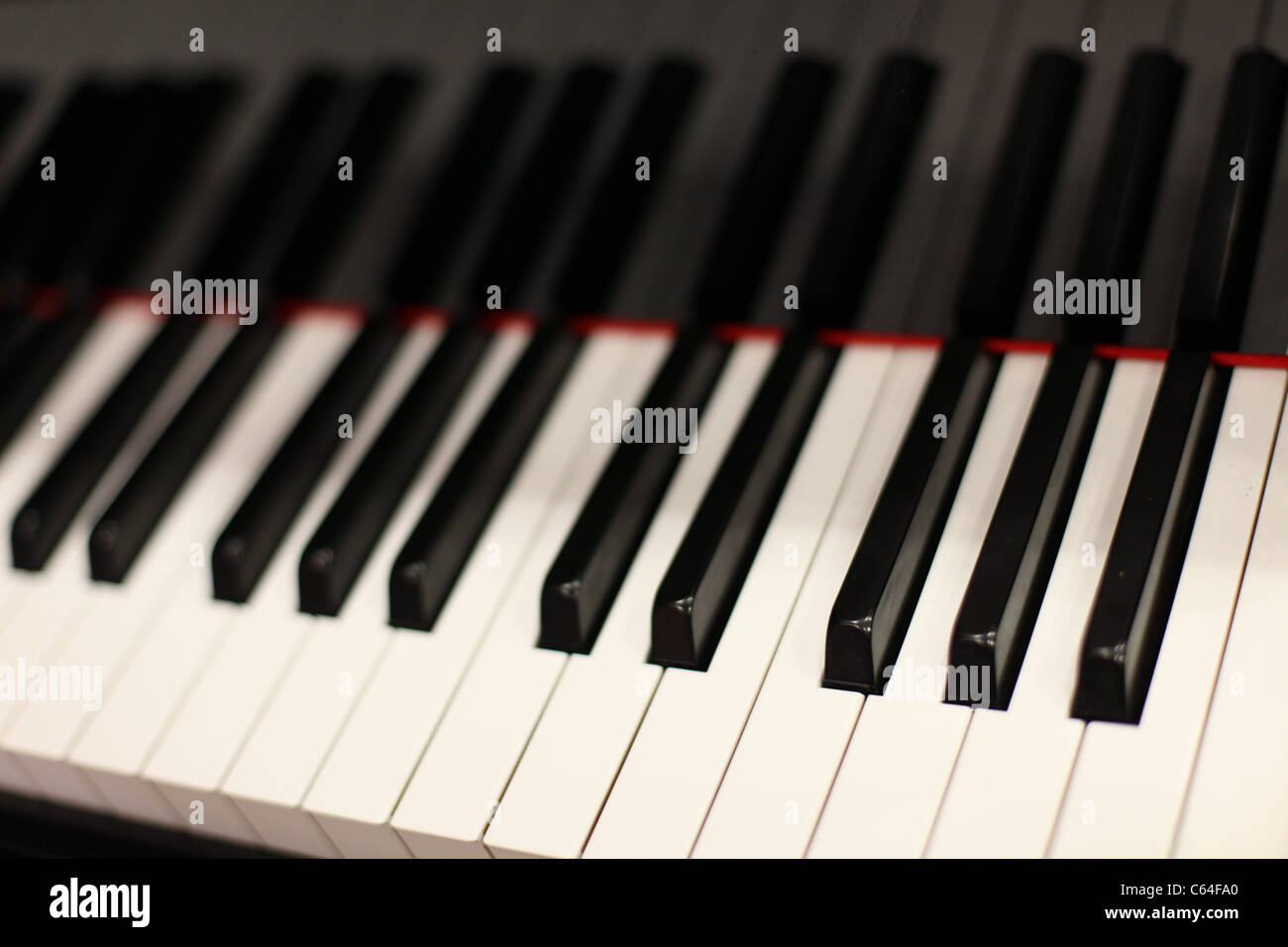 Fila di nero e bianco avorio tasti di pianoforte Foto Stock