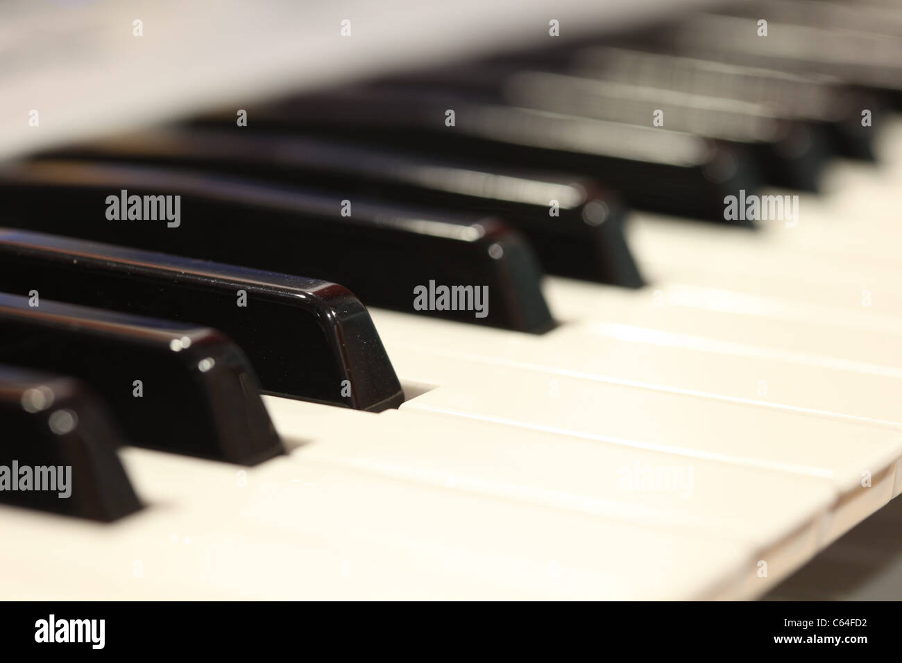 Fila di nero e bianco avorio tasti di pianoforte Foto Stock
