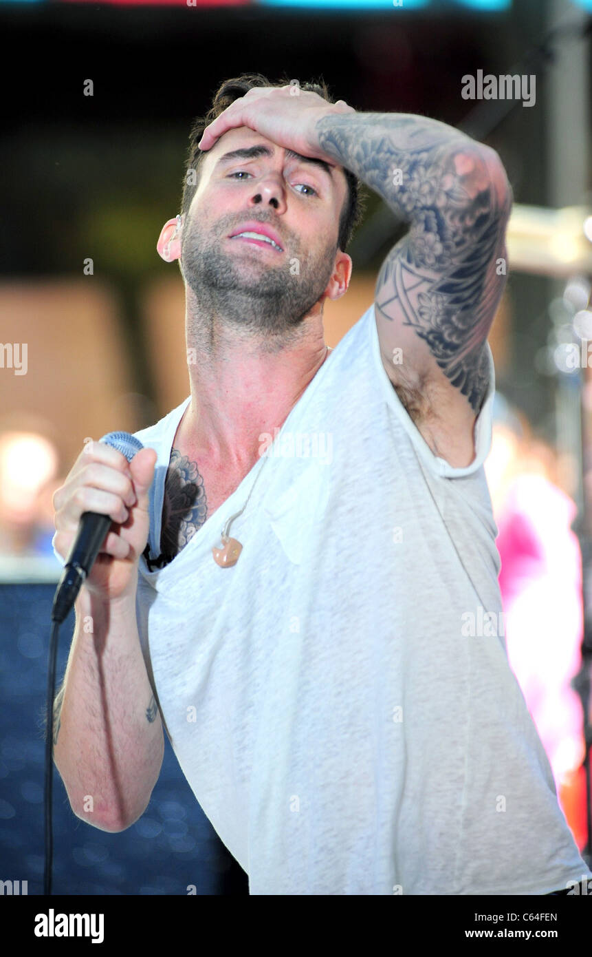 Adam Levine sul palco per la NBC Today Show concerto con il marrone rossiccio 5, Rockefeller Plaza di New York, NY Luglio 2, 2010. Foto di: Gregorio Foto Stock