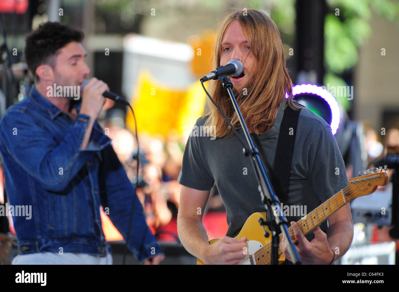 Adam Levine, James Valentine sul palco per la NBC Today Show concerto con il marrone rossiccio 5, Rockefeller Plaza di New York, NY Luglio 2, 2010. Foto di: Gregorio T. Binuya/Everett Collection Foto Stock
