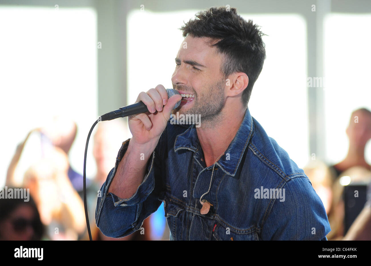 Adam Levine sul palco per la NBC Today Show concerto con il marrone rossiccio 5, Rockefeller Plaza di New York, NY Luglio 2, 2010. Foto di: Gregorio Foto Stock