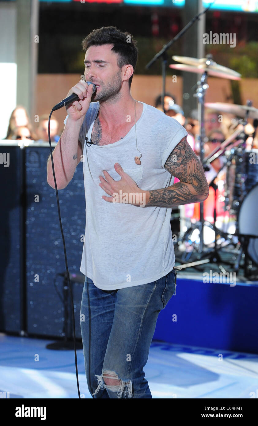 Adam Levine sul palco per la NBC Today Show concerto con il marrone rossiccio 5, Rockefeller Plaza di New York, NY Luglio 2, 2010. Foto di: Gregorio Foto Stock