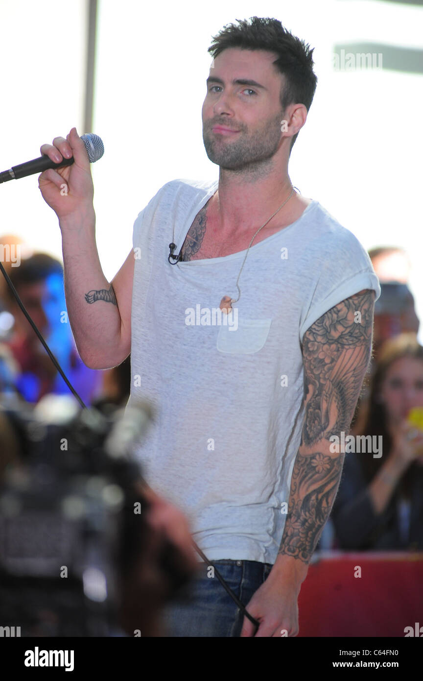 Adam Levine sul palco per la NBC Today Show concerto con il marrone rossiccio 5, Rockefeller Plaza di New York, NY Luglio 2, 2010. Foto di: Gregorio Foto Stock