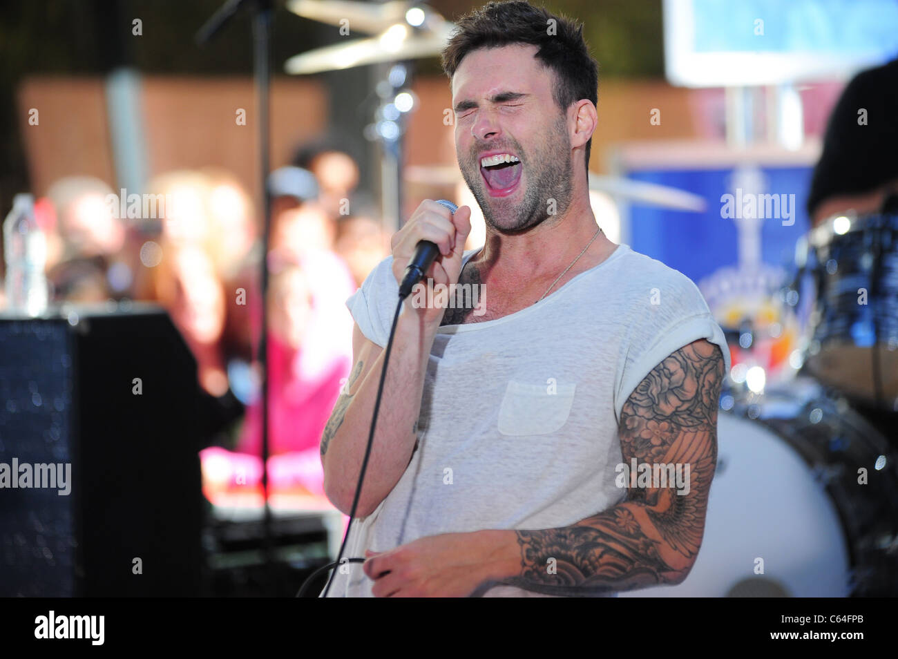 Adam Levine sul palco per la NBC Today Show concerto con il marrone rossiccio 5, Rockefeller Plaza di New York, NY Luglio 2, 2010. Foto di: Gregorio Foto Stock