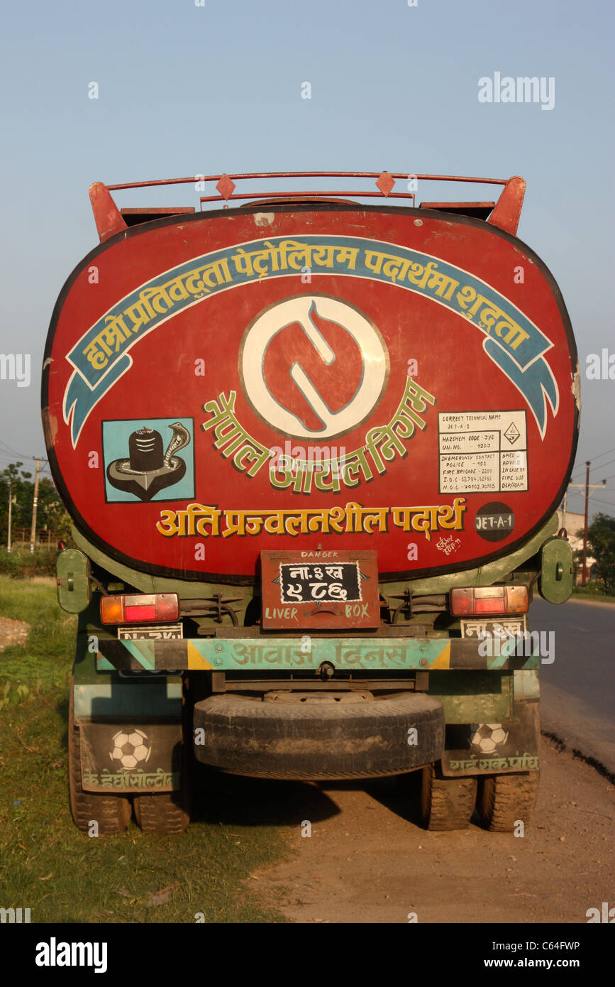 Vista posteriore del Nepali petroliera benzina alimentare sulla strada di campagna vicino a Bardibas Nepal Foto Stock