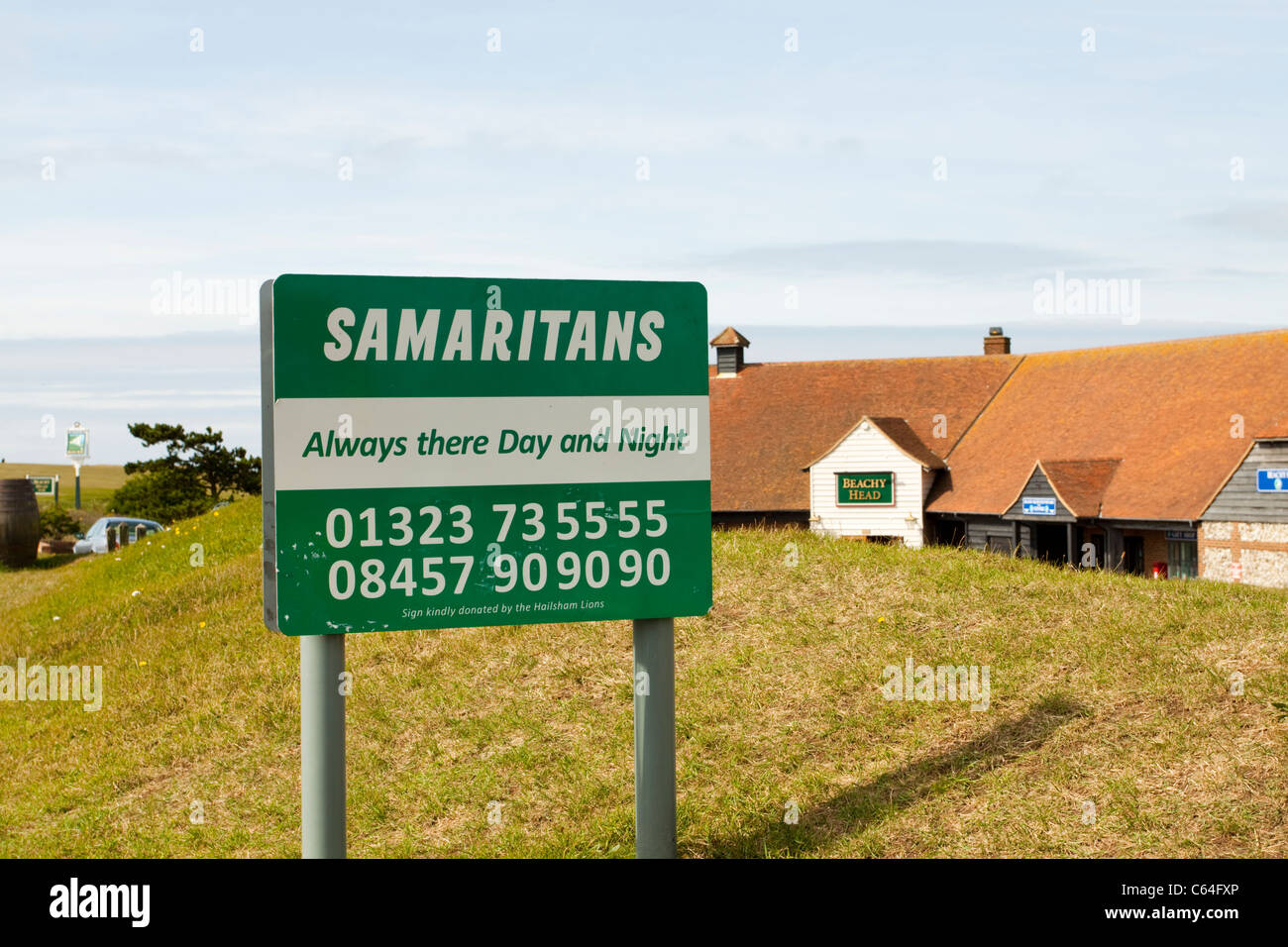 Samaritani palina con numero di telefono a Beachy Head, un popolare luogo di suicidio, East Sussex, England, Regno Unito Foto Stock