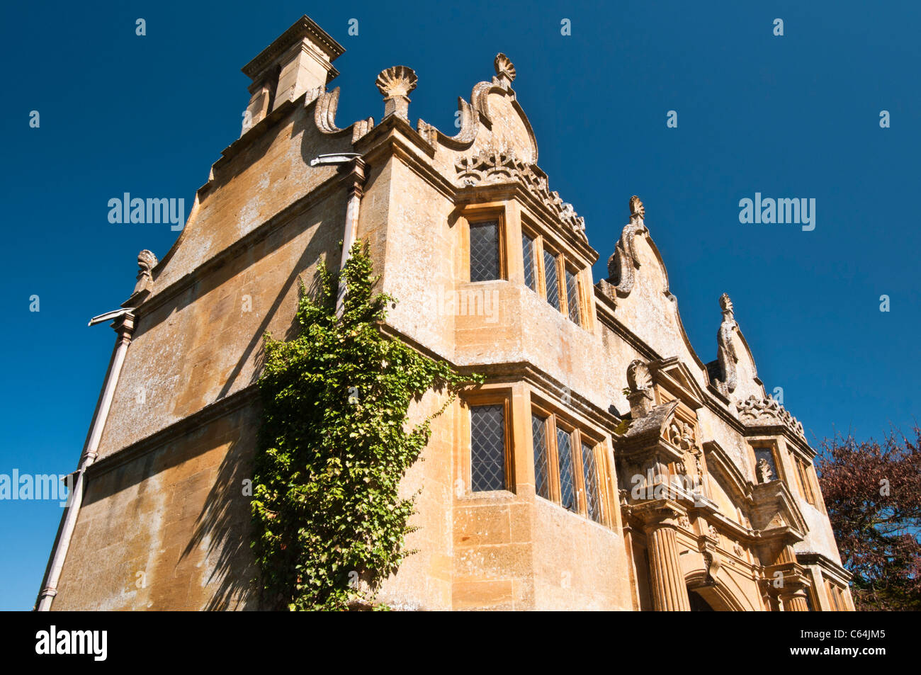 La Jacobiana Gatehouse a Stanway Manor è stato costruito intorno al 1630 in tipico Cotswold mielato-pietra, Stanway, Cotswolds, Gloucestershire, Inghilterra Foto Stock