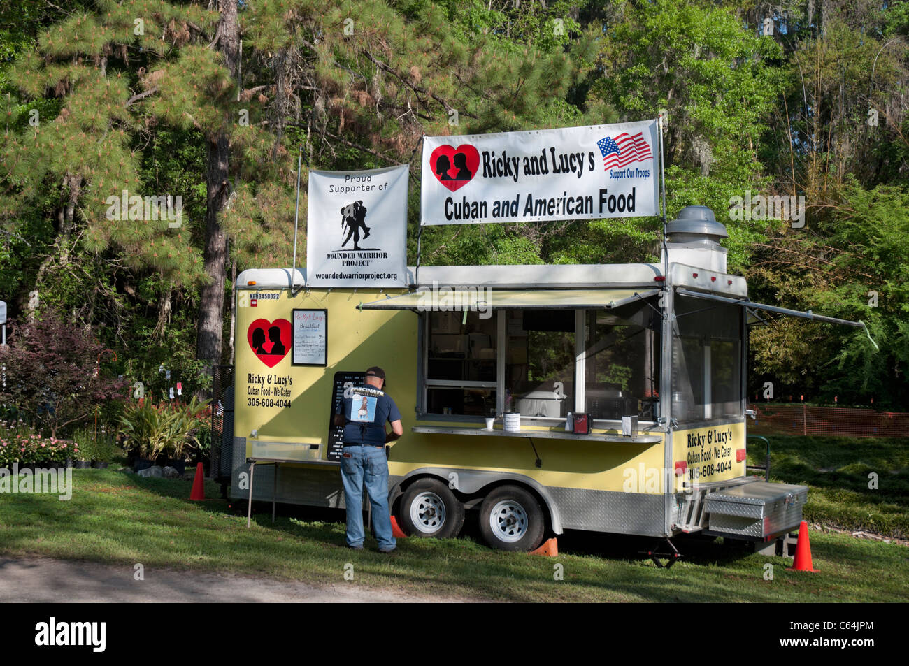 Giardini Kanapaha Festival di Primavera di Gainesville Florida Ricky e Lucia di fama TV cubana e American food chiosco Foto Stock