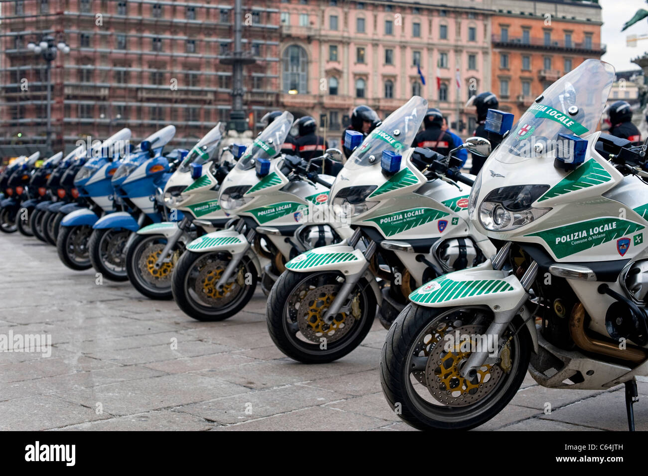 Moto della polizia sulla piazza del duomo di Milano Foto Stock