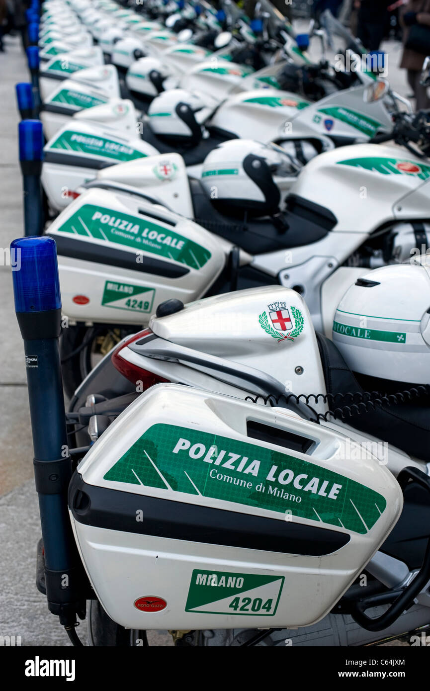 Moto della polizia sulla piazza del duomo di Milano Foto Stock