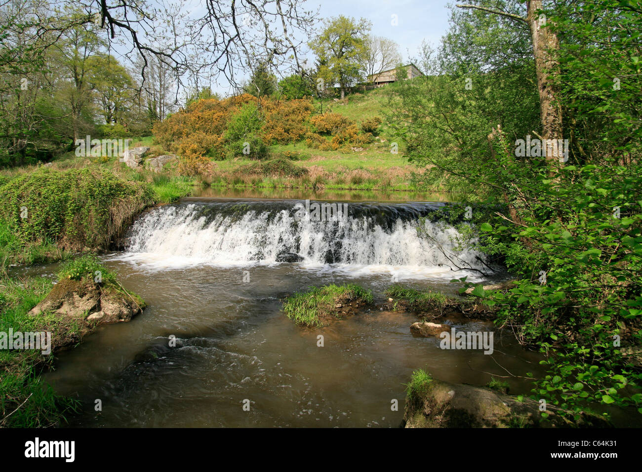 Una piccola diga sul fiume "La,Colmont ' (Sentier des Moulins, Brecé, Mayenne, Francia). Foto Stock