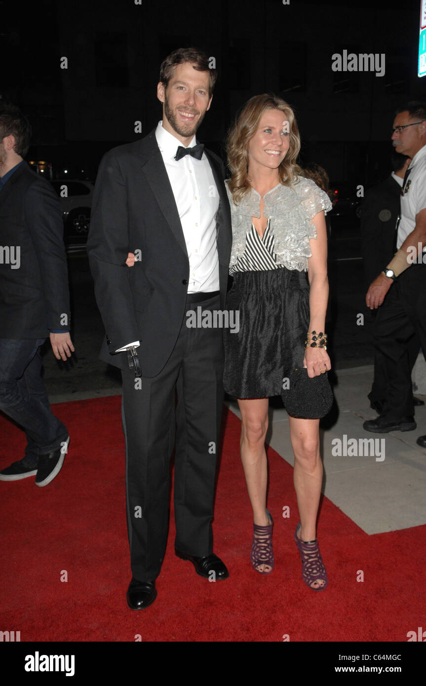 Aron Ralston, moglie presso gli arrivi per 127 ore di screening, Accademia delle Arti e delle scienze cinematografiche, Beverly Hills, CA Novembre Foto Stock
