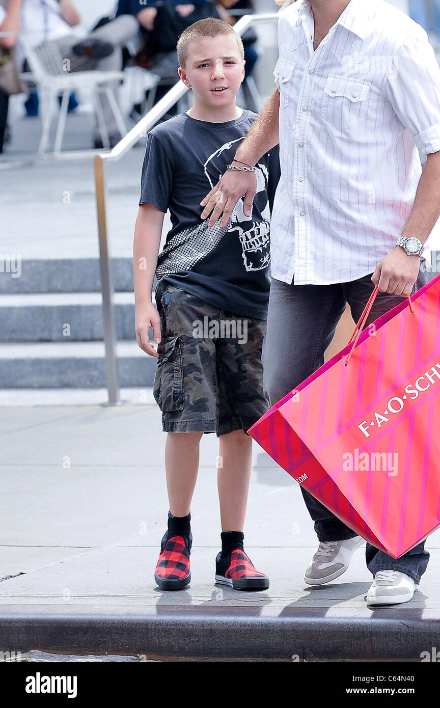 Rocco Ritchie, lascia la FAO Schwarz fuori e circa per celebrità CANDIDS - Venerdì, , New York, NY, 3 settembre 2010. Foto di: Ray Foto Stock