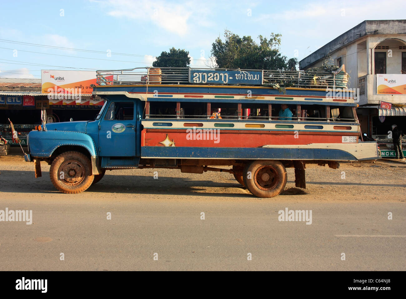 Vintage british realizzato Bedford degli anni sessanta fermate di autobus locali per passeggeri in un piccolo villaggio nel nord del Laos Foto Stock