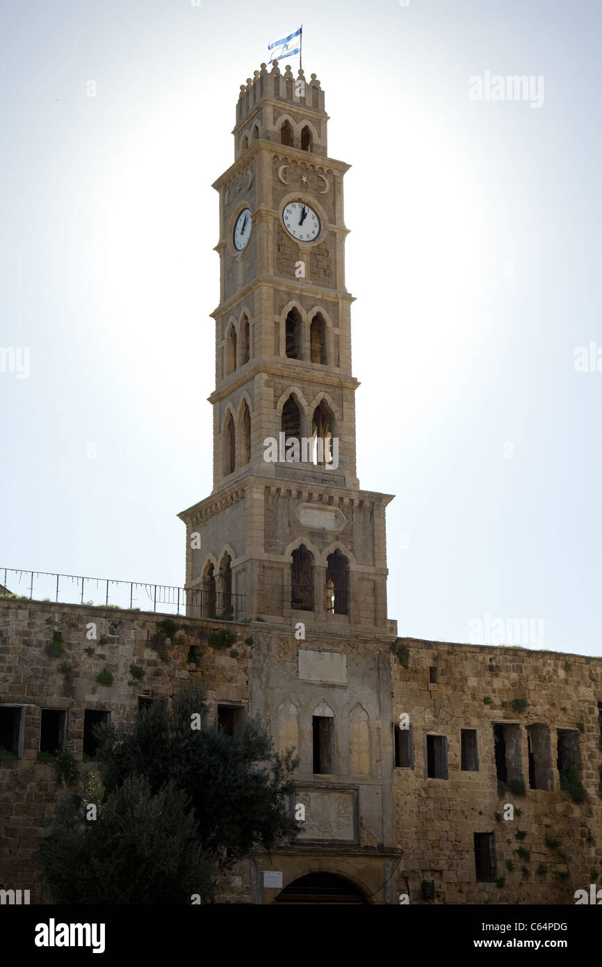 Torre dell Orologio (1906) all'ingresso del Khan el-Umdan, che una volta serviva i Genovesi trimestre. Akko, Israele Foto Stock