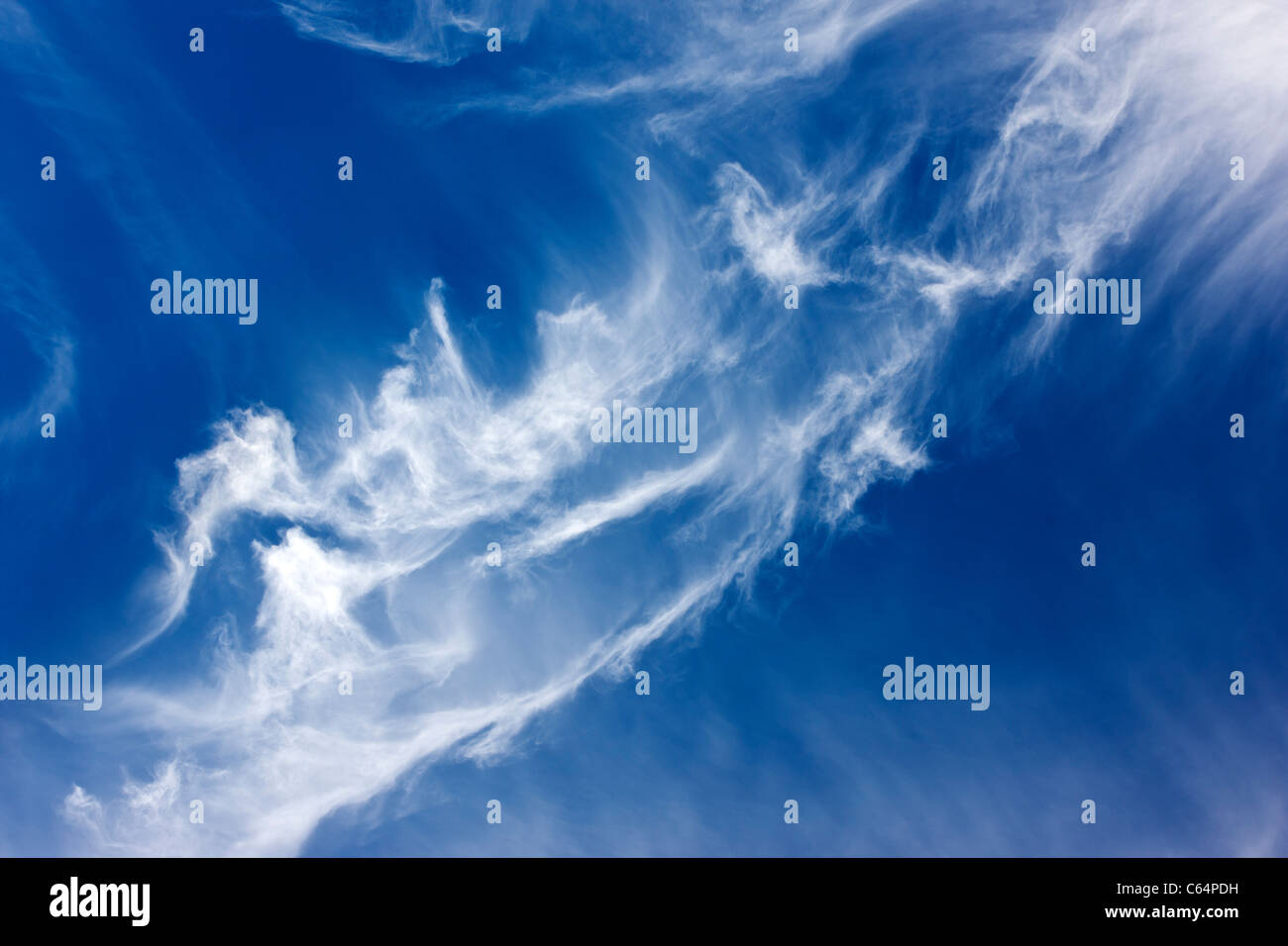 Nuvole contro un blu cielo Colorado. Foto Stock