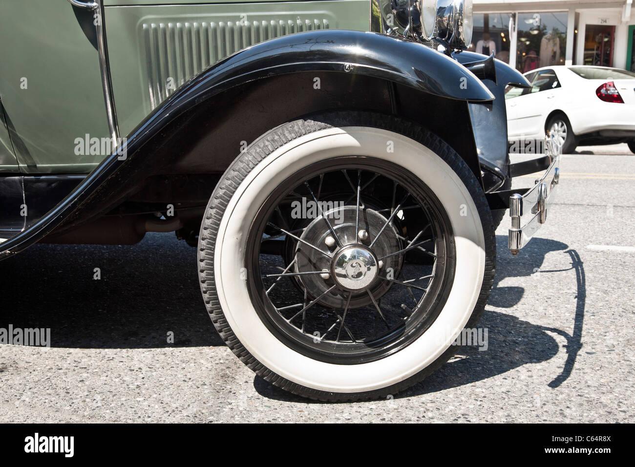 Luccicanti del parafango anteriore e ruota a filo con immacolata whitewall pneumatico del modello classico di una Ford Langley Whidbey Island Washington Foto Stock