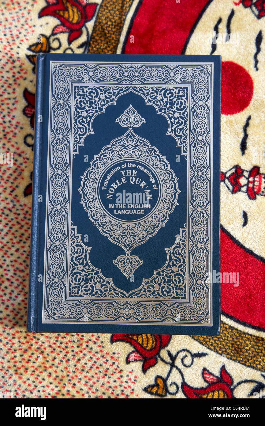 Nobile santo Corano versione tradotta in inglese su una preghiera musulmana mat Foto Stock