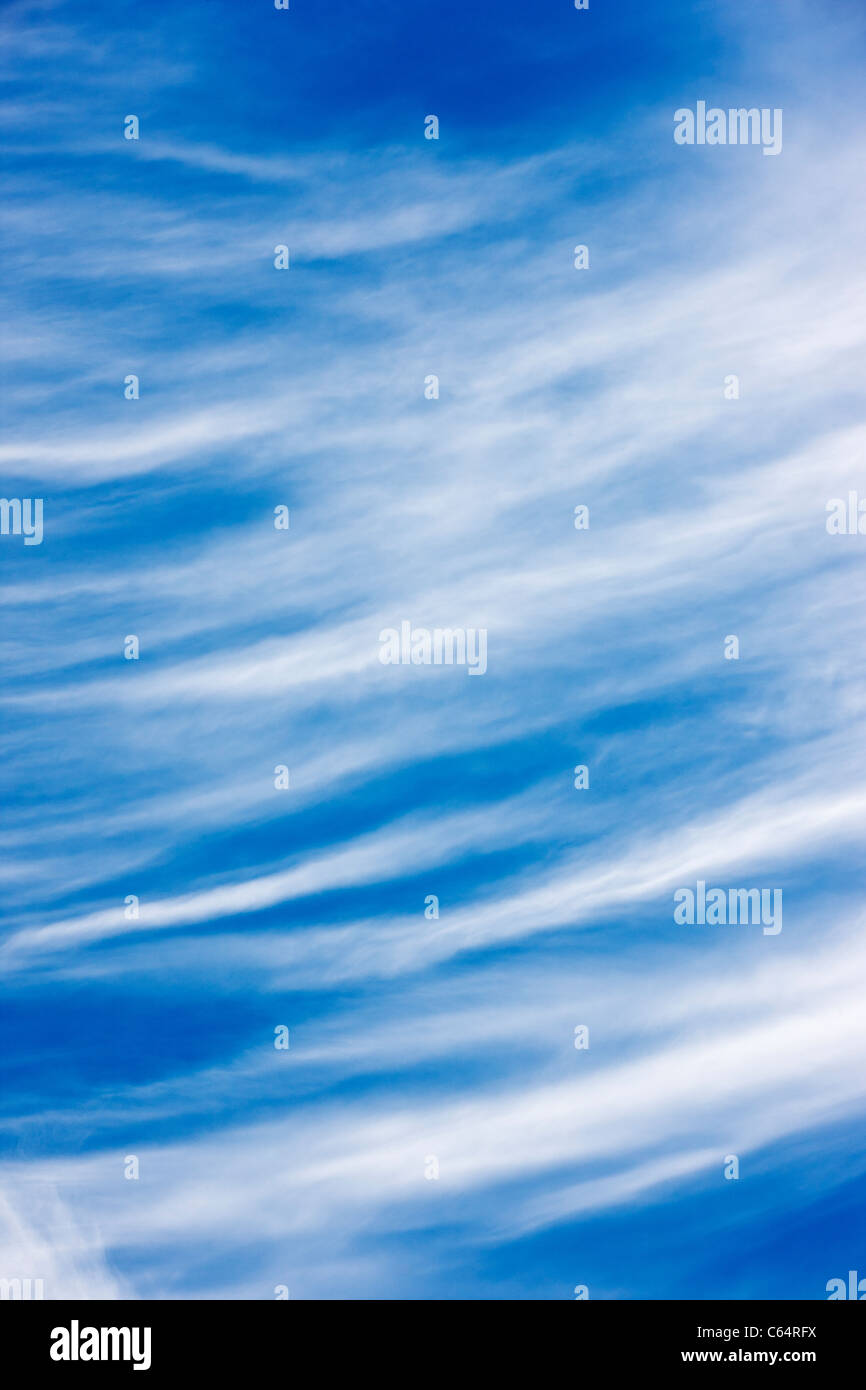 Nuvole contro un blu cielo Colorado. Foto Stock